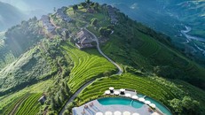 Khu nghỉ dưỡng Topas Ecolodge tuyển dụng người từ các làng trong địa phương, cũng như cung cấp cho họ cơ hội đào tạo phát triển, sử dụng công nghệ thân thiện với môi trường xung quanh. 