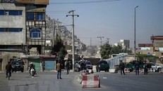 ảnh sát phong tỏa hiện trường một vụ không kích của quân đội Afghanistan trong một cuộc giao tranh với phiến quân tại Kabul, Afghanistan. (Ảnh: AFP/TTXVN)