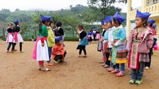 Hoạt động ngoài trời của học sinh vùng cao phải bảo đảm an toàn trong mùa rét.