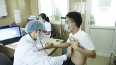 Khi có triệu chứng bệnh, cần đến bác sĩ chuyên khoa để khám.(Ảnh minh hoạ).