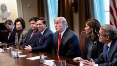 Thống đốc bang Georgia Brian Kemp (ngoài cùng bên trái) cùng các quan chức khác lắng nghe trong khi Tổng thống Donald Trump phát biểu tại Phòng Nội các của Nhà Trắng. 