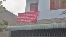 Nhiều hộ dân treo băng rôn yêu cầu Công ty Kim Oanh và Chủ đầu tư dự án bàn giao “sổ hồng” và quyền sở hữu nhà….