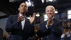 Tổng thống Biden (phải) và cựu Tổng thống Obama. 