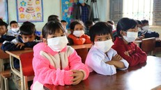 Trẻ cần đeo khẩu trang trong lớp học để phòng tránh dịch.