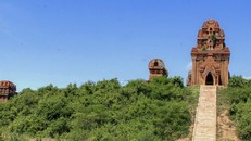 Cụm di tích tháp Bánh Ít (Bình Định).