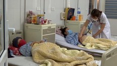 Nhiều bệnh nhân nhập viện vì tự ý sử dụng thuốc nam không rõ nguồn gốc mua qua mạng xã hội.