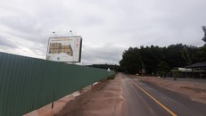 Dù chưa được cấp giấy phép xây dựng nhưng xung quanh dự án đã được quây tôn kỹ lưỡng; phần cổng đồ sộ và các tuyến đường nội khu đã được hình thành.