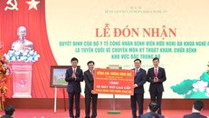 Đồng chí Vương Đình Huệ - Ủy viên Bộ Chính trị, Chủ tịch Quốc hội trao tặng Bệnh viện Hữu nghị Đa khoa Nghệ An 2 máy thở cao cấp