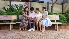 Từ trái sang: cô Thuỳ Dương (Hiệu trưởng nhà trường) cùng em Minh Quang, em Yến Nhi và cô giáo Hạnh.