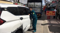 Kể từ 17 giờ 10/7, tất cả người điều khiển phương tiện ô tô, xe gắn máy từ tỉnh khác vào An Giang phải có giấy xét nghiệm PCR âm tính trong ba ngày gần nhất hoặc test nhanh kháng nguyên âm tính trong 24 giờ; trường hợp không có thì sẽ được kiểm tra tại chốt. 