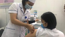 Phó Thủ tướng Chính phủ Vũ Đức Đam chỉ đạo phân bổ, tổ chức tiêm vaccine để đạt miễn dịch cộng đồng trong thời gian sớm nhất tại khu vực TPHCM. (Ảnh minh họa)