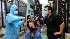 Sở Y tế Thành phố Hồ Chí Minh tổ chức hướng dẫn cho người dân tự lấy mẫu xét nghiệm COVID-19 bằng test nhanh kháng nguyên virus SARS-CoV-2 tại hẻm 466 đường Lê Văn Sỹ, phường 14, Quận 3. 