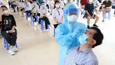 Chiều 4/9/2021, tại Hà Nội, ngành Giáo dục phối hợp với ngành Y tế thực hiện lấy mẫu xét nghiệm COVID-19 cho các lực lượng tham gia vào lễ khai giảng năm học mới 2021 - 2022 của toàn thành phố sẽ được truyền hình trực tiếp vào sáng 5/9. 