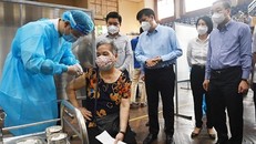 Bộ trưởng Bộ Y tế Nguyễn Thanh Long và Chủ tịch UBND TP Hà Nội Chu Ngọc Anh kiểm tra việc tiêm vaccine phòng COVID-19 cho người dân trên địa bàn thành phố.