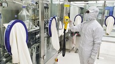 Đẩy nhanh tiến độ sản xuất vaccine phòng COVID-19 trong nước