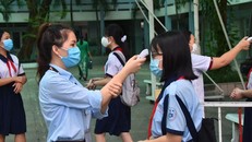 Học sinh TP HCM trở lại trường sau thời gian nghỉ học kéo dài do dịch COVID-19 hồi tháng 5/2020. (Ảnh minh hoạ)