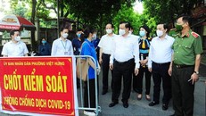 Bí thư Thành ủy Hà Nội Đinh Tiến Dũng kiểm tra công tác phòng, chống dịch COVID-19 tại chốt kiểm soát phường Việt Hưng, quận Long Biên. (Ảnh minh hoạ)