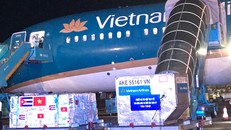 Lô vaccine COVID-19 Abdala và trang thiết bị y tế về đến sân bay Nội Bài tối 25/9. 