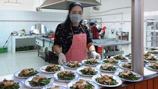 Hỗ trợ bữa ăn cho người lao động đang thực hiện '1 cung đường 2 điểm đến'