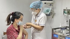 Nhân viên y tế tiêm vaccine phòng COVID-19 cho thai phụ. (Ảnh minh hoạ)