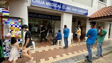 Bác sĩ Chua nói rằng 20 đến 30 liều mũi tiêm tăng cường Sinovac đang được tiêm mỗi ngày. ẢNH: DESMOND FOO