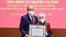 Chủ tịch nước Nguyễn Xuân Phúc trao tặng huy hiệu 75 năm tuổi Đảng cho đồng chí Nguyễn Thị Bình, nguyên Phó Chủ tịch nước CHXHCN Việt Nam.