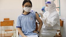 Trẻ 12-17 tuổi ở Bình Dương bắt đầu tiêm vaccine phòng COVID-19
