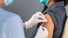 Không để xảy ra tình trạng chủ quan sau khi tiêm vaccine phòng COVID-19. (Ảnh minh hoạ)