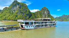 Du thuyền Hạ Long vắng bóng khách do dịch bệnh COVID-19. (Ảnh minh hoạ)