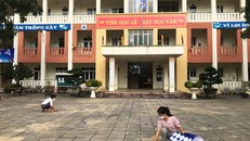 Giáo viên Trường Trung học cơ sở Trưng Vương (huyện Mê Linh) đánh dấu chỗ đứng cho học sinh bảo đảm giãn cách khi trở lại trường học.