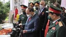 Chủ tịch nước Nguyễn Xuân Phúc, Bộ trưởng Bộ Quốc phòng Phan Văn Giang và các đại biểu tham quan các sản phẩm khoa học, công nghệ của Trung tâm Nhiệt đới Việt - Nga. 