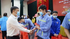 Ông Trương Văn Tuấn, Giám đốc Vùng - Khu vực phía Bắc, TCT Bia-Rươu-NGK Sài Gòn trao quà đến các công nhân.