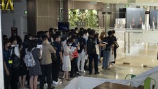 Hàng dài người sếp hàng đợi làm thủ tục tại TTTM Vincom Mega Mall Thảo Điền