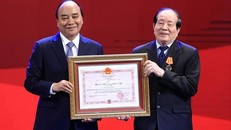 Chủ tịch nước Nguyễn Xuân Phúc trao Huân chương Độc lập hạng nhì cho Nhà thơ Hữu Thỉnh - nguyên Chủ tịch Hội Nhà văn Việt Nam 