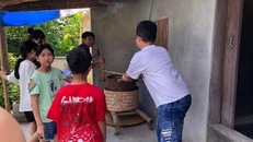 Trẻ em thành phố học xay, giã, giần, sàng