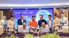 Lãnh đạo Bamboo Airways và đại diện pháp luật của golfer Nguyễn Anh Minh ký kết ghi nhớ hợp tác tài trợ vé bay trong 03 năm.