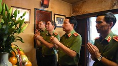 Thứ trưởng Trần Quốc Tỏ; Thứ trưởng Lê Quốc Hùng cùng các đại biểu thắp hương tưởng nhớ Đại tá Tô Quyền.