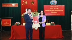 Phó Bí thư Thường trực Thành ủy Hà Nội Nguyễn Thị Tuyến trao quyết định, tặng hoa chúc mừng đồng chí Trần Đức Hoạt.