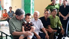 Tổng Bí thư Tô Lâm với đồng bào. Ảnh Internet