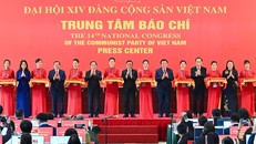 Các đại biểu cắt băng khánh thành Trung tâm Báo chí phục vụ Đại hội XIV của Đảng