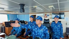 Cán bộ, chiến sĩ tàu CSB 7011 (Hải đội 322, Hải đoàn 32) trực quan sát trên biển. Ảnh: TTXVN phát