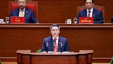 Đồng chí Nguyễn Mạnh Hùng, Phó Giám đốc Học viện Chính trị quốc gia Hồ Chí Minh, trình bày tham luận “Hoàn thiện lý luận về đường lối đổi mới của Đảng trong kỷ nguyên vươn mình của dân tộc”. Ảnh: TTXVN