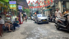 Khu vực ngõ 54 phố Nguyễn Chí Thanh (đoạn giáp với Bệnh viện Nhi Trung ương), vẫn tồn tại tình trạng hàng quán lấn chiếm vỉa hè, lòng đường để kinh doanh và trông giữ xe