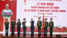 Tổng Bí thư Tô Lâm, Bí Quân ủy Trung ương trao Huân chương Hồ Chí Minh tặng Bệnh viện Trung ương Quân đội 108. Ảnh: Thống Nhất/TTXVN