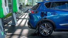 Ngày càng nhiều trạm xạc xe ô tô và trạm đổi pin với xe máy, xe đạp điện được xây dựng, tạo thuận tiện cho người sử dụng. (Ảnh minh hoạ)