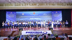 Thứ trưởng Thường trực Bộ Giáo dục và Đào tạo Phạm Ngọc Thưởng trao giải Nhất cho các học sinh đạt giải. 