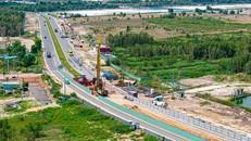 Toàn cảnh công trường thi công trục đại lộ ĐT.975 mở rộng.