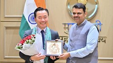 Ông Phạm Sanh Châu (trái) - Tổng Giám đốc Vingroup khu vực châu Á và ông Devendra Fadnavis - Thủ hiến bang Maharashtra, Ấn Độ tại lễ ký kết.