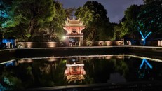 Khuê Văn Các mang sắc màu mới vào ban đêm.