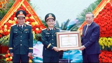 Tổng Bí thư, Chủ tịch nước Tô Lâm, Bí thư Quân ủy Trung ương trao Danh hiệu Anh hùng Lực lượng vũ trang nhân dân tặng Quân khu 3. 